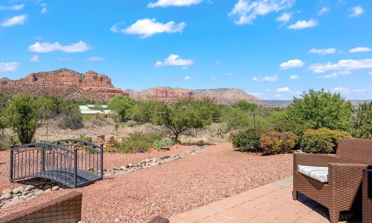 Oak Creek House | Summer Sale! Views*New Arcade*Hot Tub*Fireplace*comfy*kid friendly*toys*games