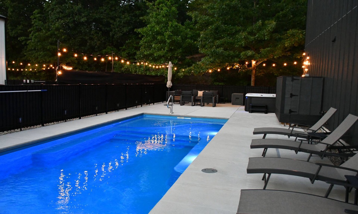 Stevensville House | Summer specials.luxury home with heated Pool, Hot Tub, near beaches, sleeps 15