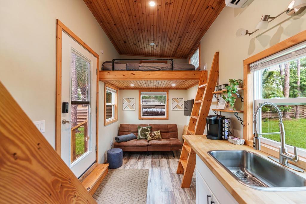 Hunt Club Apartment | Summer Tiny House