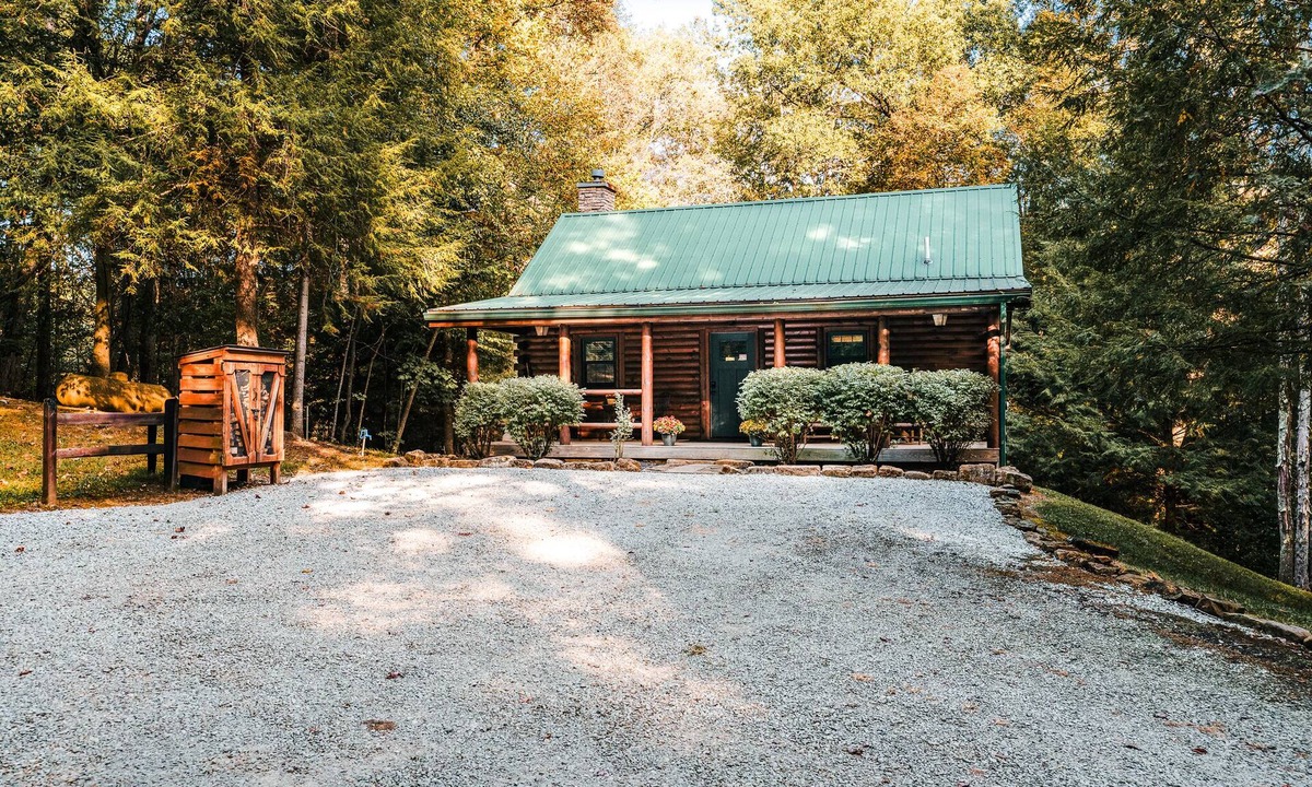 Logan Cabin | Summit Point - Cozy & Secluded Getaway - Heart of Hocking Hills