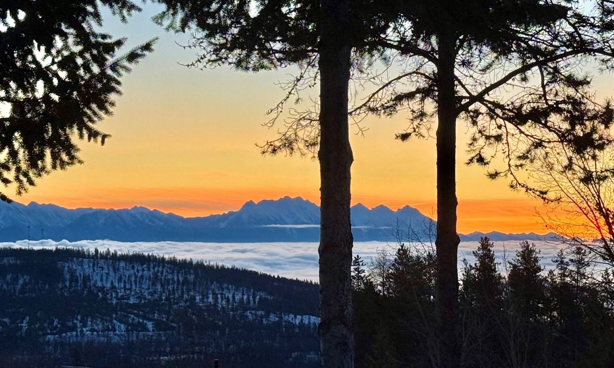 East Kootenay House | Summit View Collection | Pool · Views · Sleeps 14