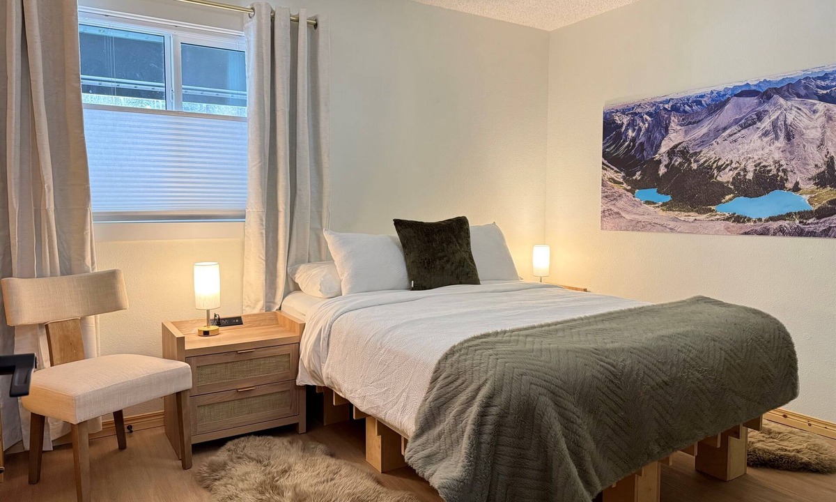 East Kootenay Hotel | Summit View II Bed & Bath | Pool · Private · Sleeps 2