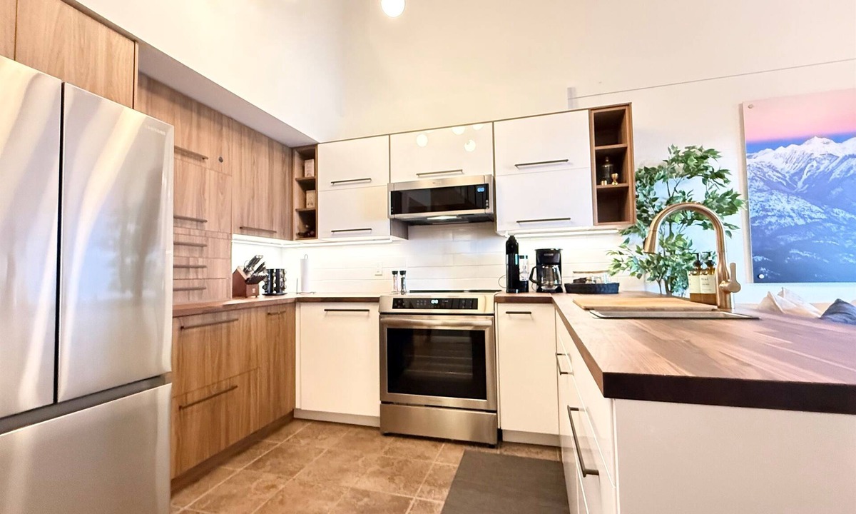 East Kootenay Ski Chalet | Summit View II Loft Suite| Pool · Views · Sleeps 4