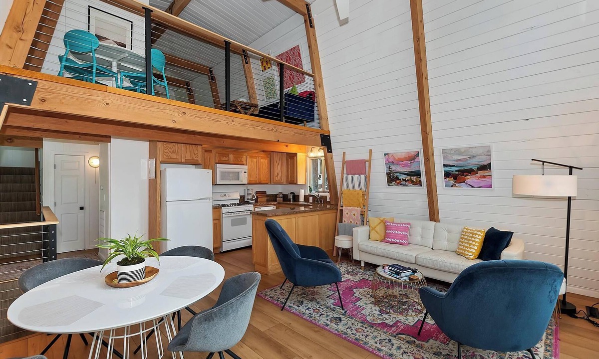 Moonridge Cabin | Summit View Treehouse By Destination Big Bear: Pet Friendly! Close to Bear Mtn! Walking Distance to Alpine Zoo!