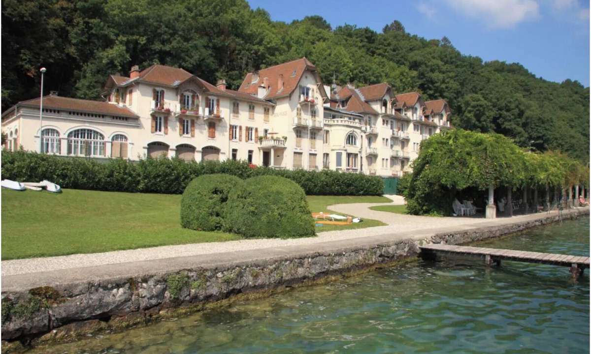 Annecy Apartment | Sumptuous Beau-Rivage apartment with lake view and private beach