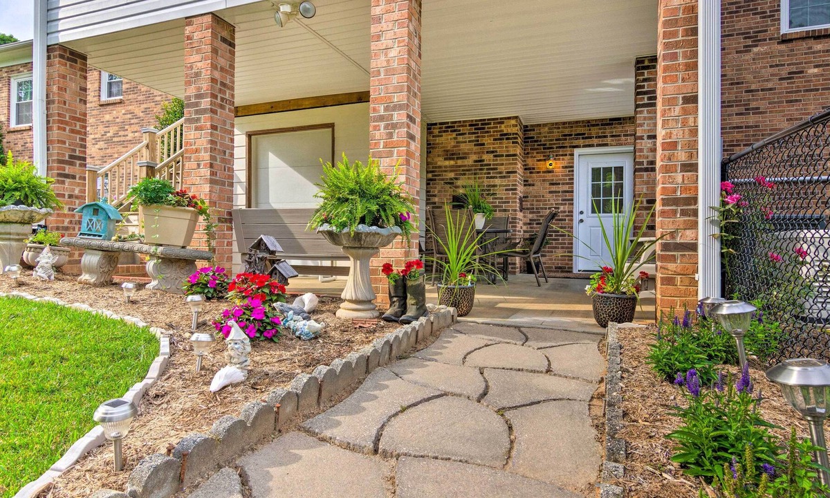 Lenoir Apartment | Sun-Dappled Lenoir Abode w/ Patio & Yard!