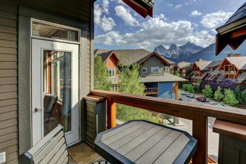 Canmore House | Sun Drenched Escape