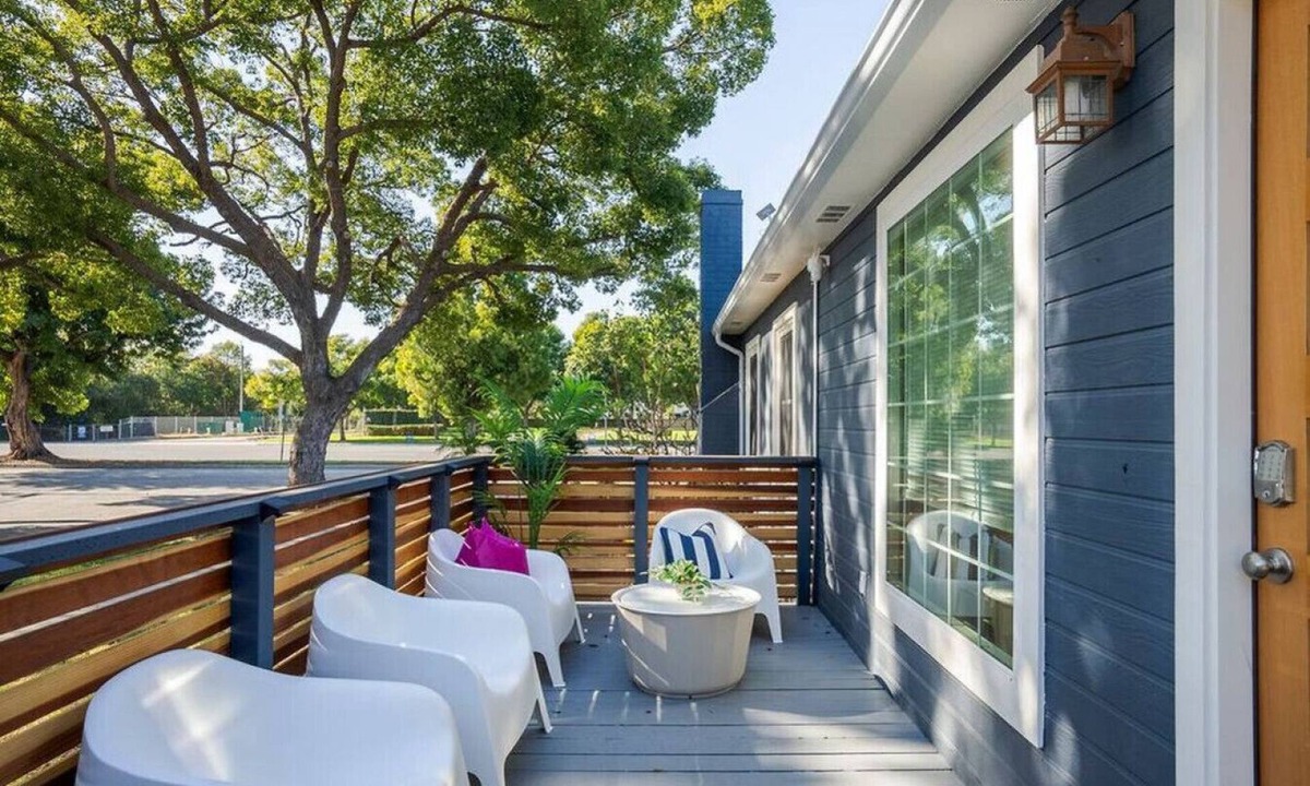 South of Conant House | Sun-drenched Oasis| Heated Pool| Movie Theatre