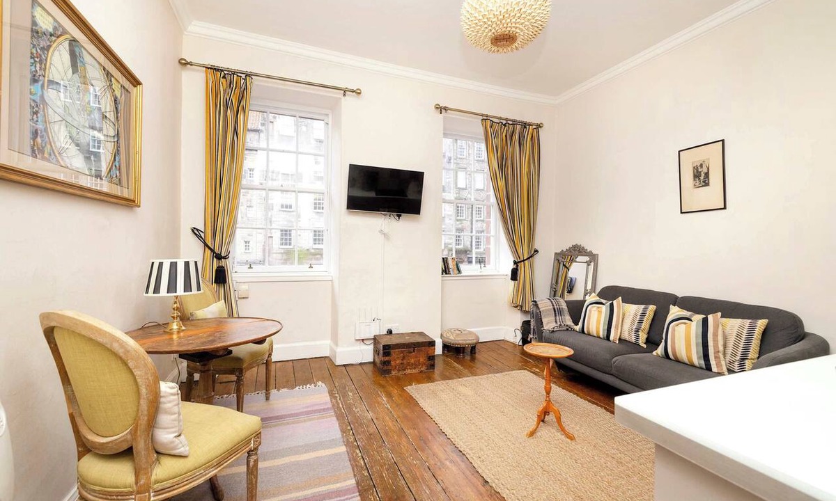 Old Town Apartment | Sun-Drenched Royal Mile Escape