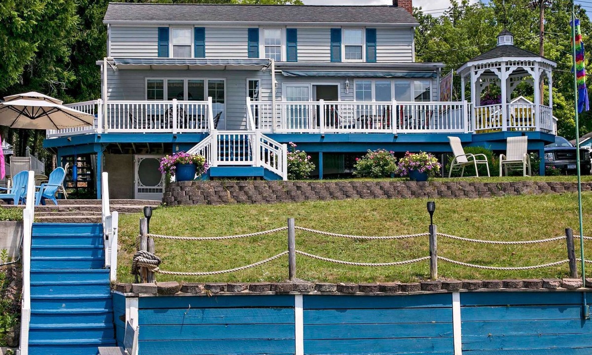 Dundee Cottage | Sun Fun and Waneta