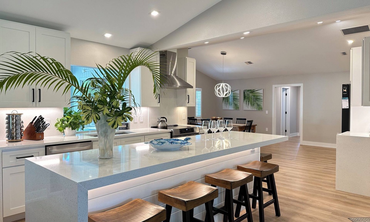 South Venice House | SunCoast Luxury Estates-New, Spacious, Large Heated Pool, 10 min to the Beach