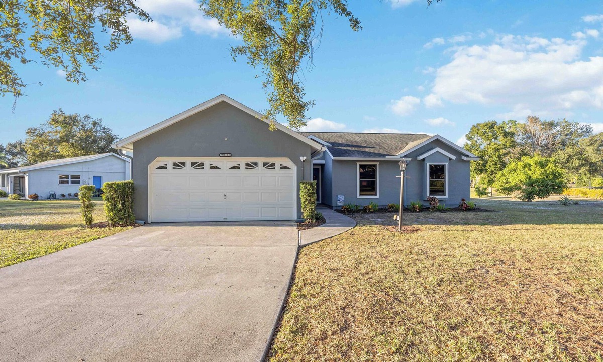 Braden River House | Suncoast Villa - 3BR Heated Pool + Lanai - Dogs Welcome - Lakewood Ranch Area