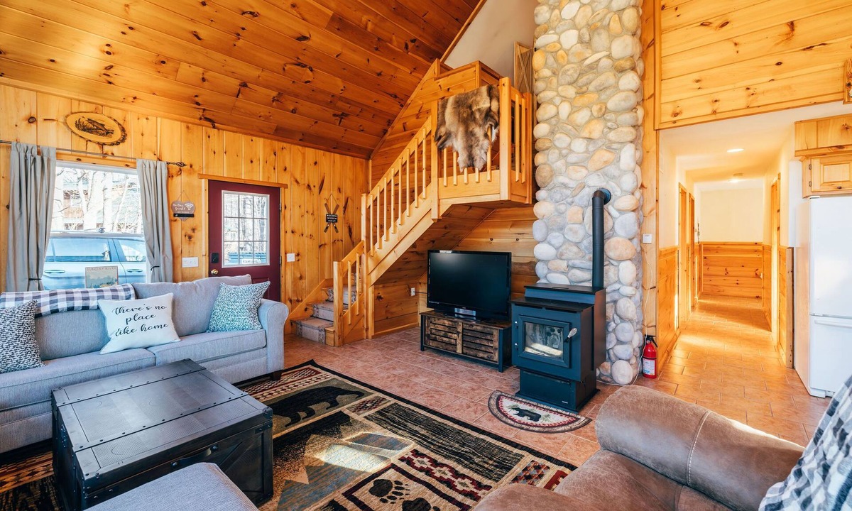 Sunday River Area Ski Chalet | Sunday River Chalet w/Hot Tub, Fire Pit & River Access Near Ski Lifts