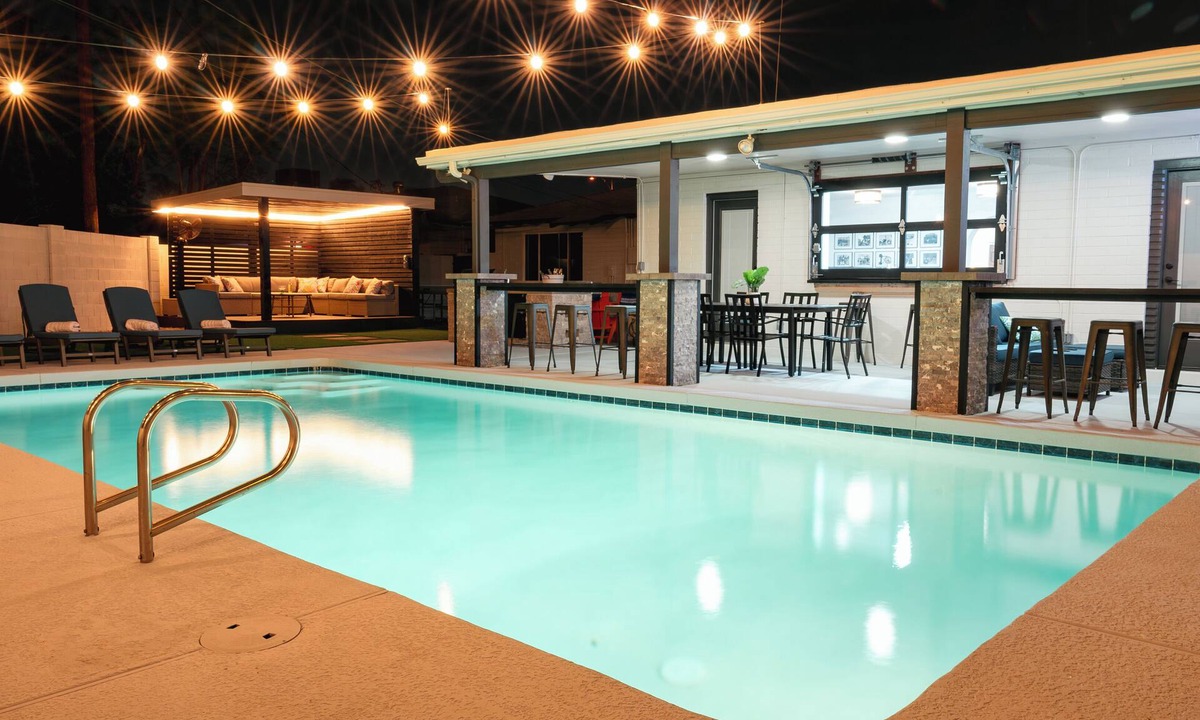 Village Grove House | Sundown@OldTown - Cabana - Pool - Indoor Outdoor Bar - Yard Games - Game Room