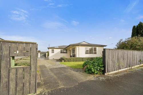 Martinborough House | Sundown on Grove - Martinborough Holiday Home