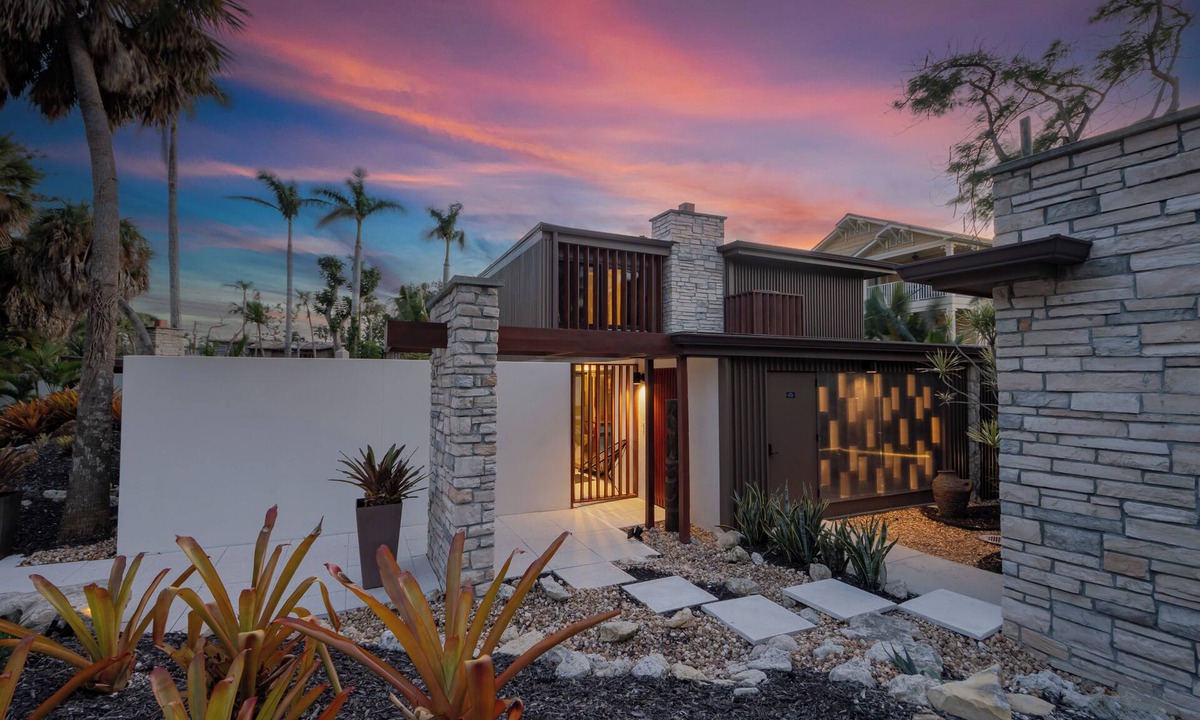 Siesta Key House | Sundown Sanctuary! Modern home near the north end of Siesta Key!