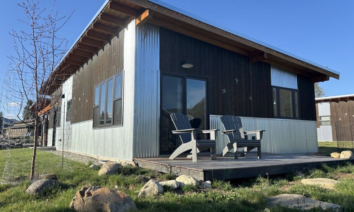 Winthrop House | Sunflower Resort ConeflowerCabin is in the ultra-quiet Winthrop South community, with a 5 minute walk to downtown on the pedestrian trail.
