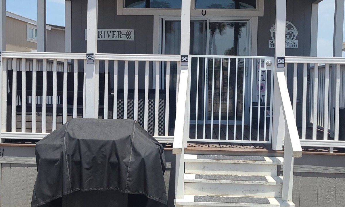 Ehrenberg Cottage | Sunflower @ the Oasis – Ehrenberg, AZ. Pet-friendly. Low-ceiling loft area.