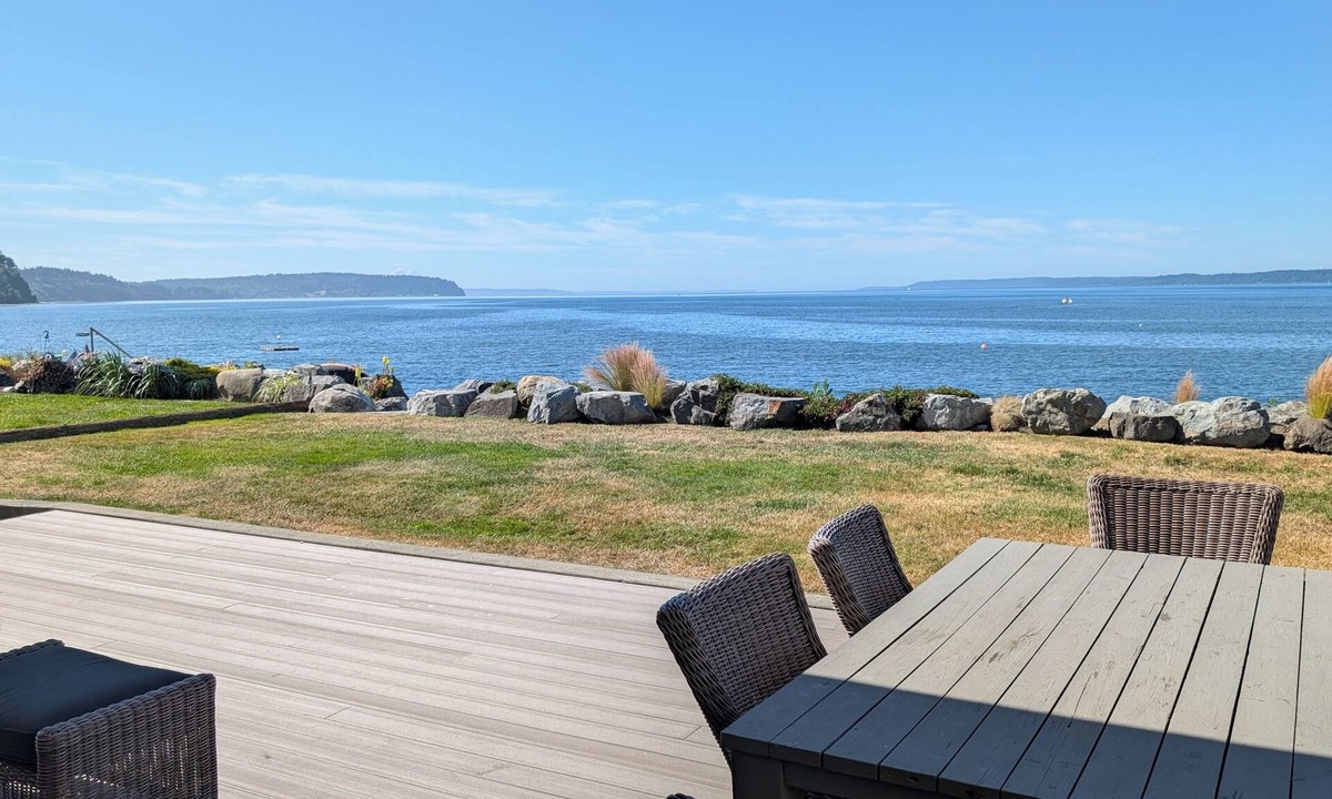 Clinton House | Sunlight Beach Getaway - sleeps 8, beachfront getaway on Useless Bay