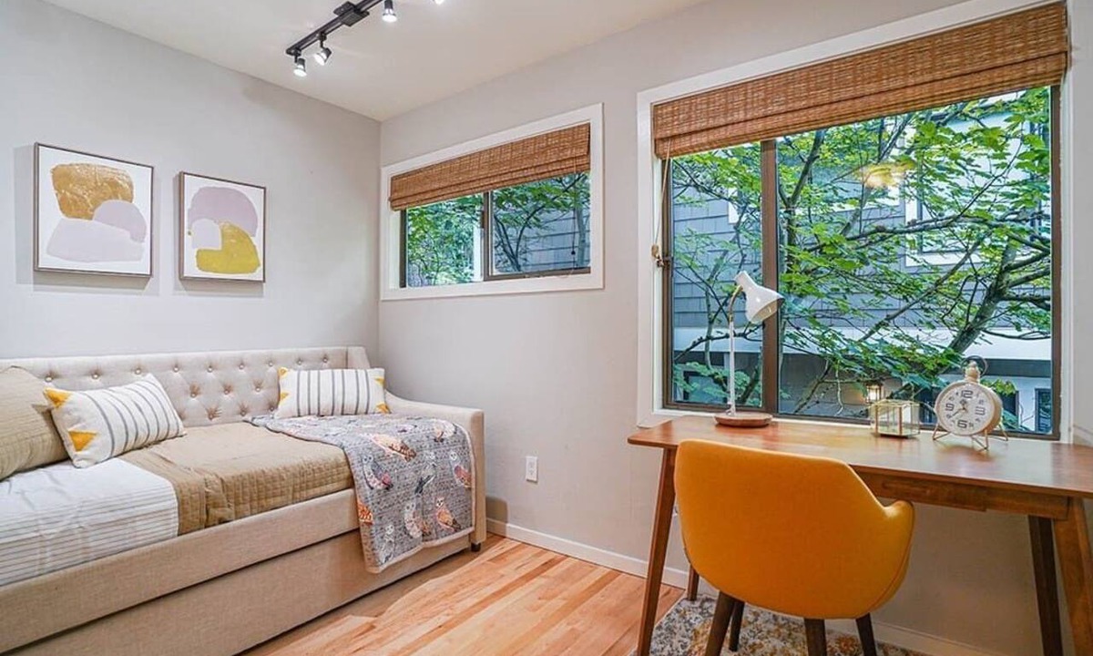 West Bellevue Condo | Sunlit contemporary Bellevue Home w/a Lush Garden