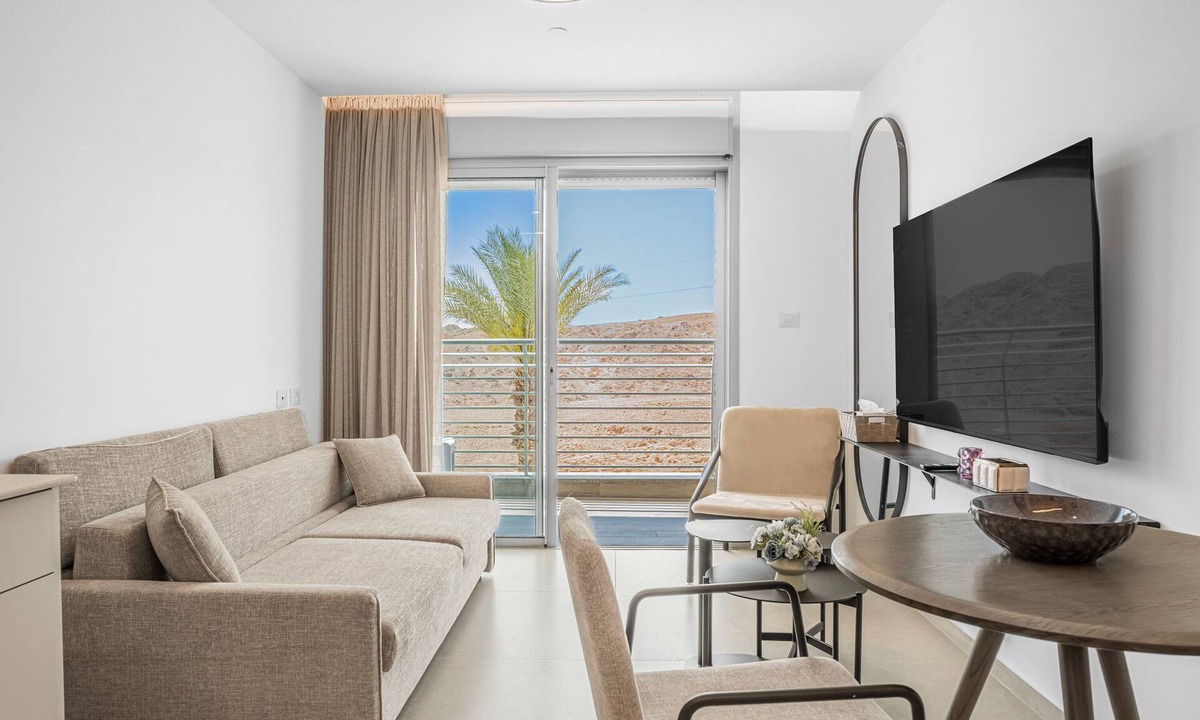 Eilat Apartment | Sunlit Desert View Modern Retreat by Sea N Rent
