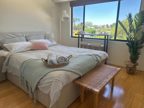 Bayswater House | Sunlit Minimal Master Room With Bathroom Aircon Bayswater Central City & Airport