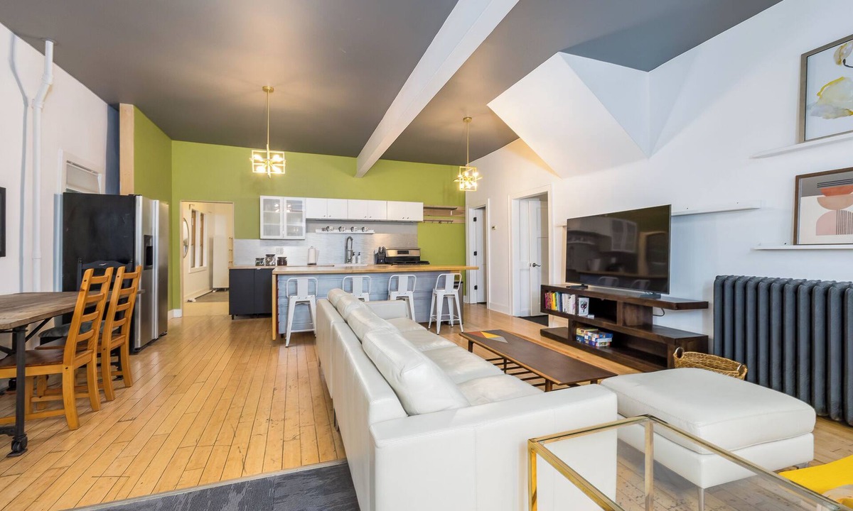Macalester - Groveland House | Sunny 16BD Group Getaway w/Arcade, Theater, Event Venue
