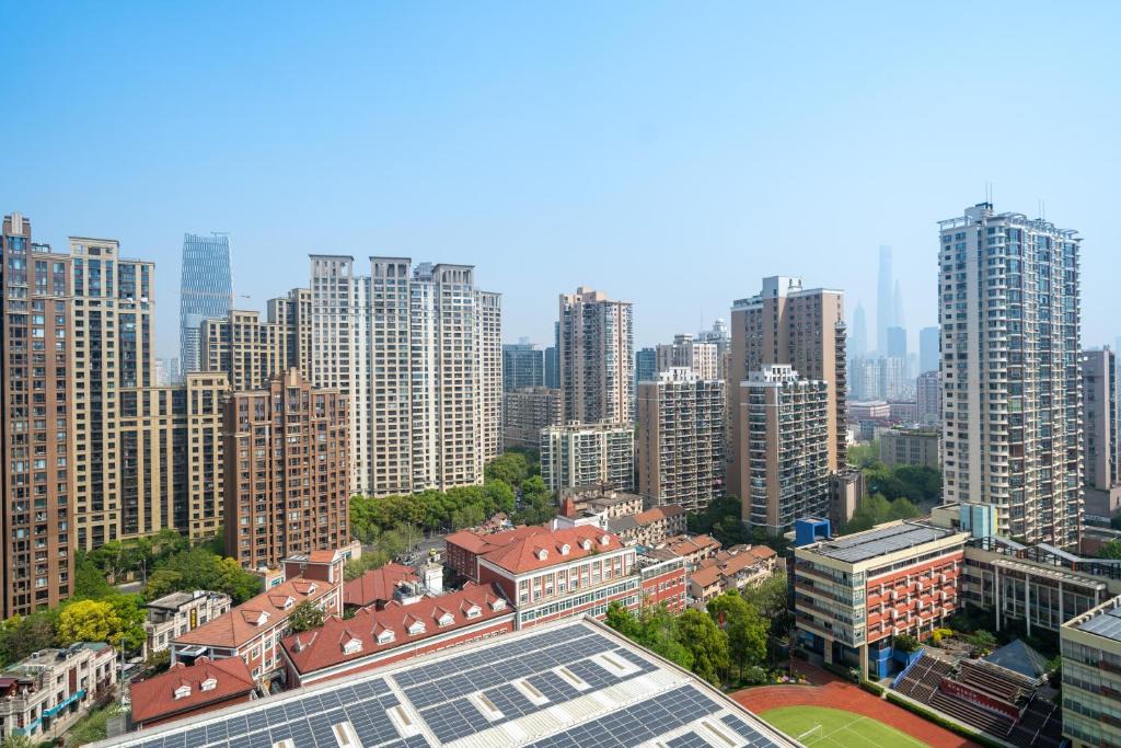 Huangpu Apartment | Sunny-Abode View the landmark of Lujiazui 3bedroom near Xintiandi and People's Square &200m to Subway