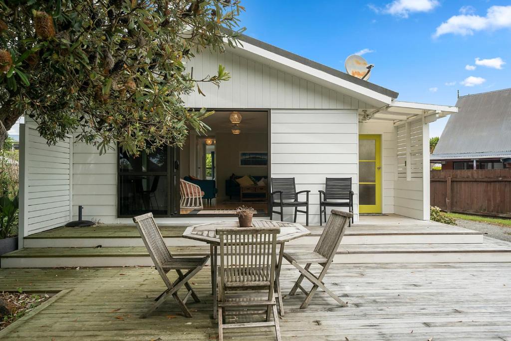 Paraparaumu Beach House | Sunny Beach Bach Hideaway - Paraparaumu Beach Holiday Home