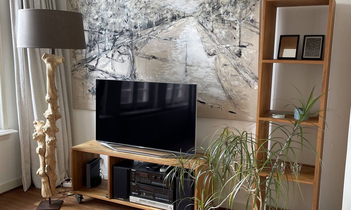 Museum Quarter Apartment | Sunny, Charming 2 Bedroom Apartment Walking Distance to the Canals of Amsterdam