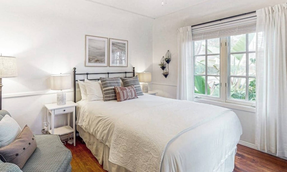East Beach Apartment | Sunny corner studio - 1 block to East Beach