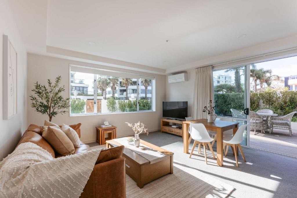 Mount Maunganui Apartment | Sunny Courtyard Dreaming Downtown with Pool & Gym