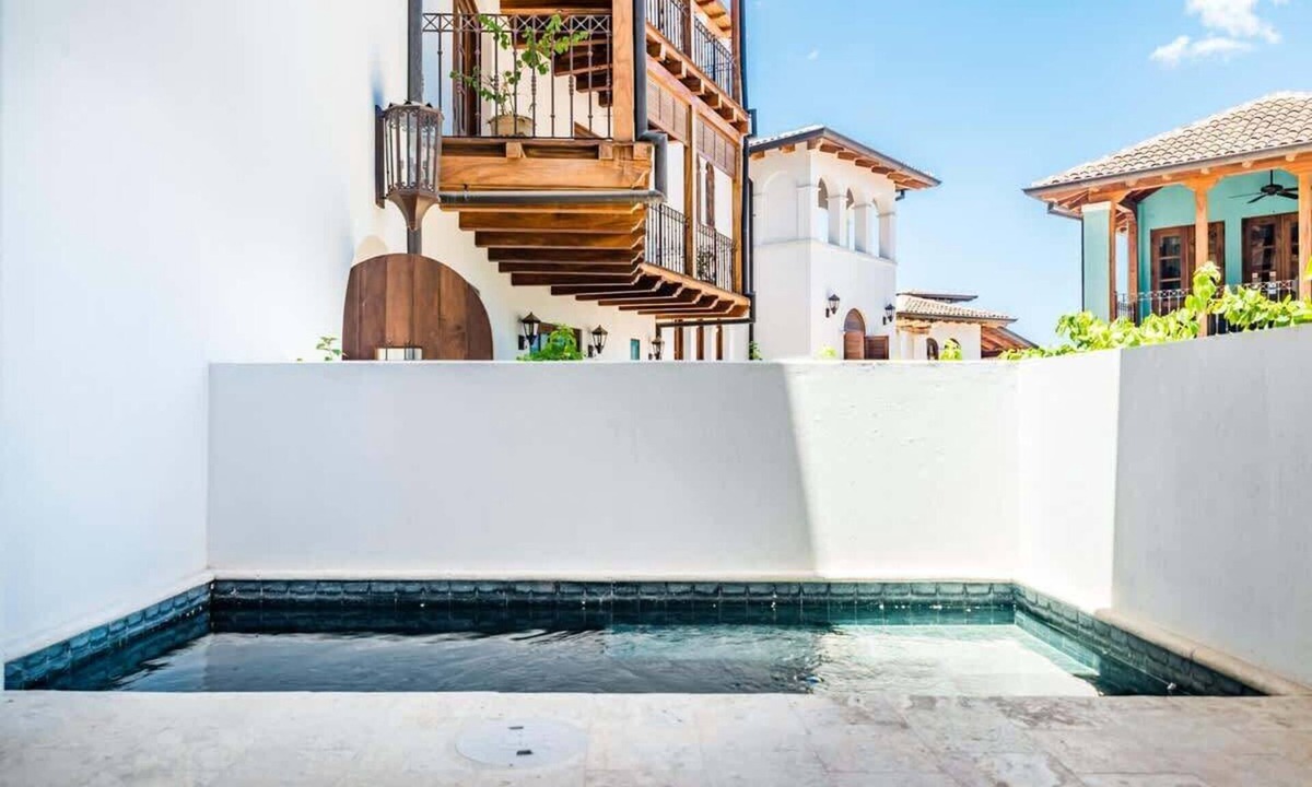 Las Catalinas Condo | Sunny flat steps from the beach with splash pool
