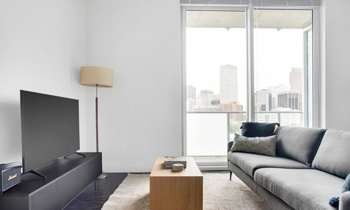 Golden Triangle Apartment | Sunny Golden Triangle 1BR w/ Gym & Pool nr Art Museum, by Blueground