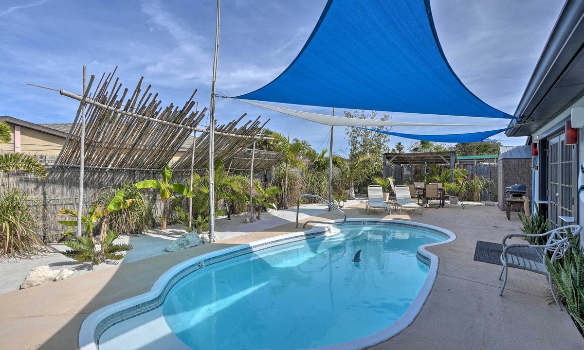 Holiday Lake Estates House | Sunny Haven w/ Private Bar - 6 Mi to Beach!