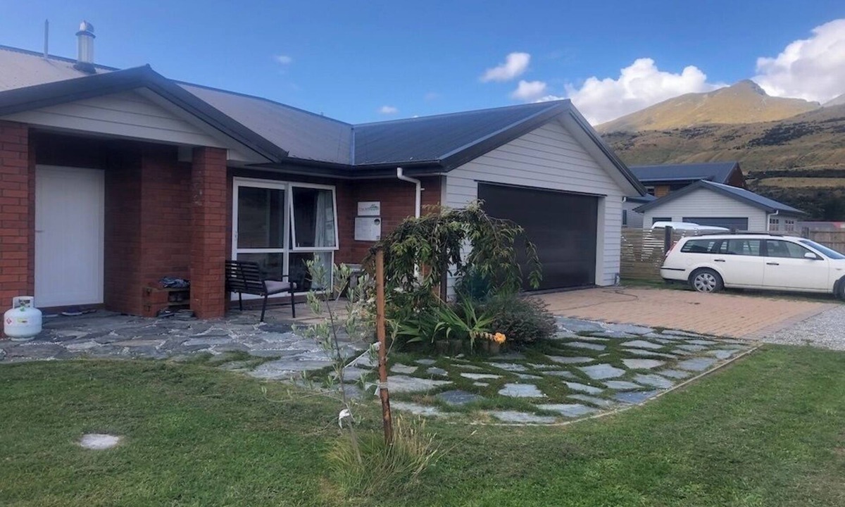 Glenorchy House | Sunny Home with Large Living Area, Garden & friendly free-range chickens