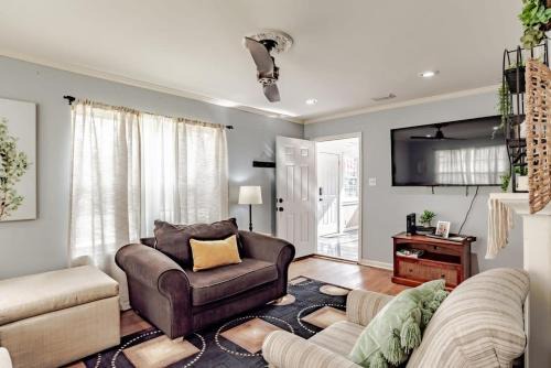 Mobile House | Sunny Midtown Cottage- Midtown Mobile