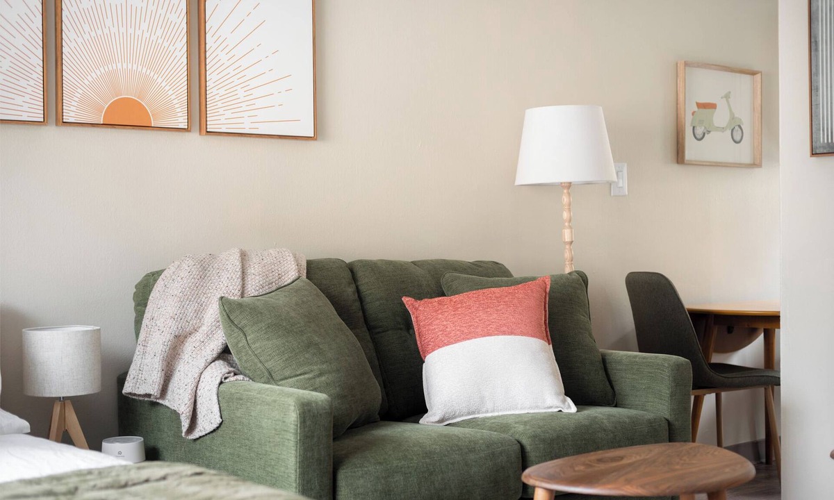 Belmont Apartment | Sunny Mt. Tabor Studio, Full Kitchen, Walk to Parks