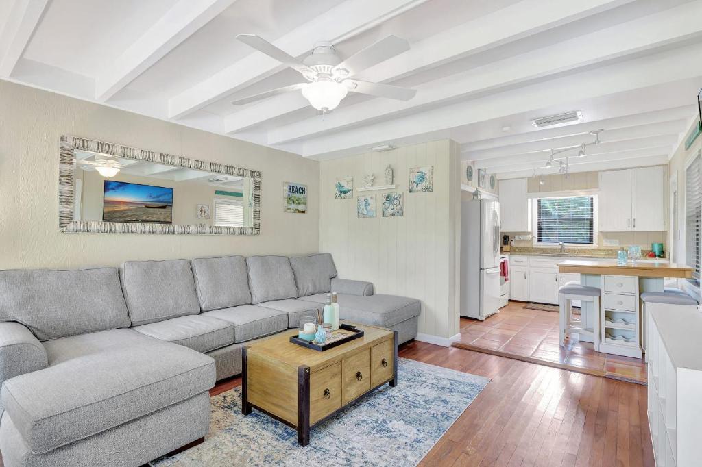 Central Naples House | Sunny Naples - Subtropical Oasis Cottage