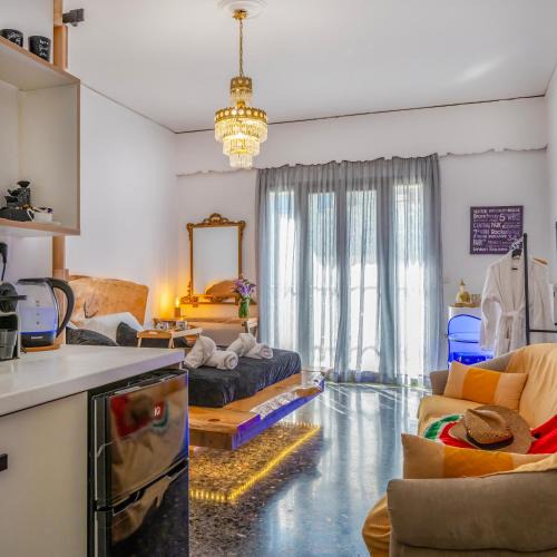 Old Town Rethymnon Apartment | Sunny Palm Room Crete