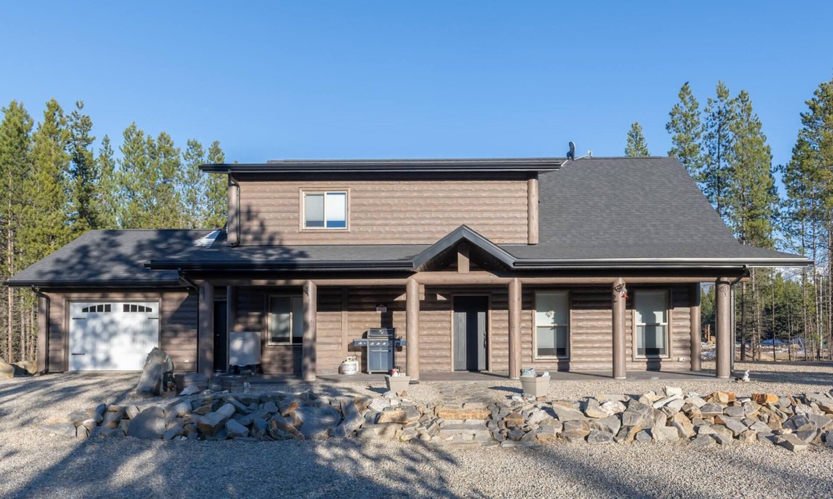 Valemount House | Sunny Peaks Cabin Rental