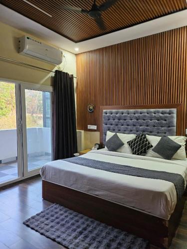 Lansdowne Hotel | Sunny Pines Resort