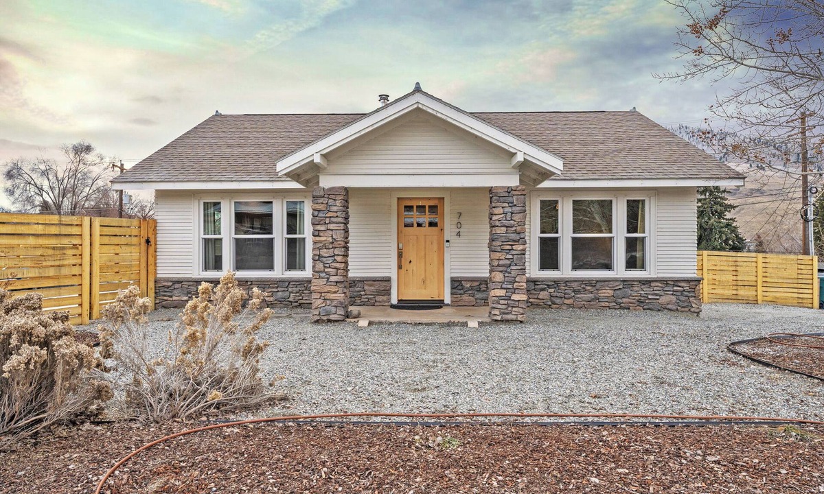 Chelan House | Sunny Poolside | Serene Walk to DT and Lake Chelan