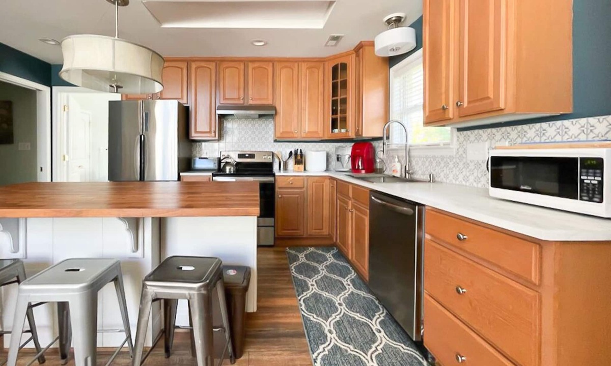 SouthPark House | Sunny Retreat in SouthPark – Spacious 2 BR 1Bath
