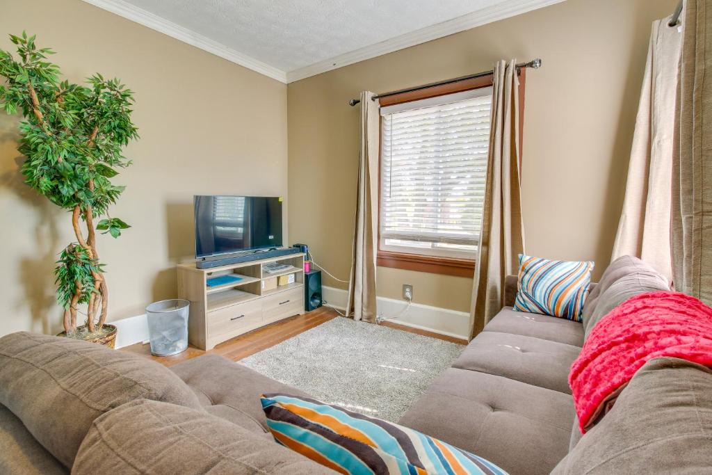 Dayton House | Sunny + Spacious Dayton Condo ~ 1 Mi to Downtown!