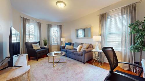 Aspinwall Hill Apartment | Sunny,spacious, sleeps 4, steps to MBTA,Hospitals