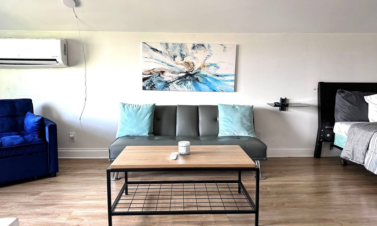 Livingston Park Apartment | Sunny Studio – Downtown Location
