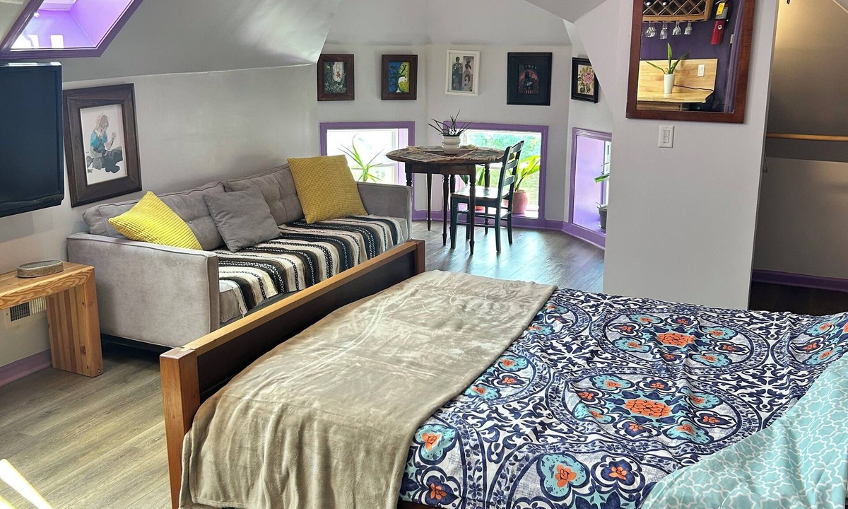 Pilsen Apartment | Sunny Studio w/Skyline View in Pilsen, Chicago