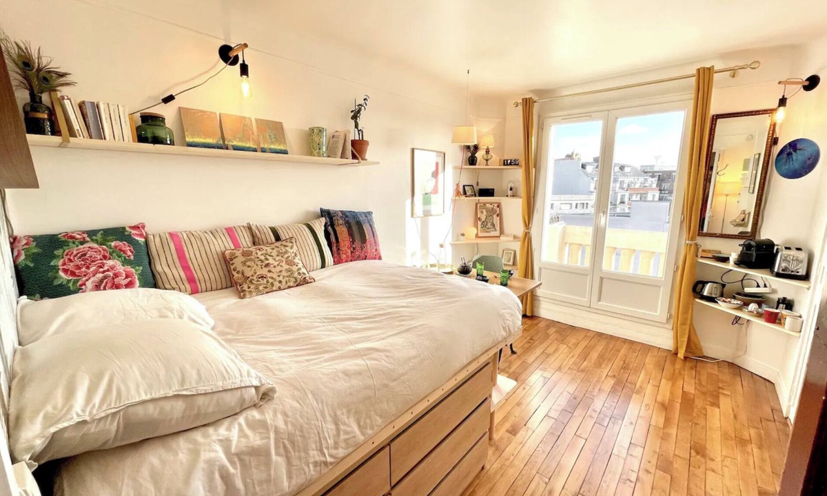 Les Fougeres Apartment | Sunny Studio with Balcony & Panoramic View