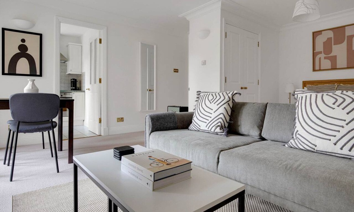 Bishop's Apartment | Sunny Waterloo Studio w/Doorman, nr Waterloo Station, by Blueground